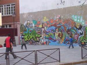 Graffiti gelten heutzutage eher als Sachbeschädigung. Wer dabei erwischt wird, muss mit Strafverfolgung rechnen. Kaum jemand denkt heute daran, dass Graffiti auch Zeitzeugnisse sind. Die Graffiti auf dieser Wand in Paris, noch 2008 zu sehen, sind mittlerweile übertüncht worden.