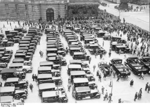 Parkplatz vor der Oper in Berlin, 1930