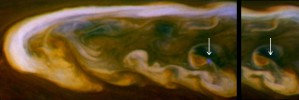 Falschfarbenbild des starken Blitzes inmitten des riesigen Sturms, der die meiste Zeit des Jahres 2011 auf Saturns nördlicher Hemisphäre tobte. Der weiße Pfeil zeigt auf den Ort, an dem der bläuliche Blitz durch die Wolken zuckte. Rechts im Vergleich derselbe Ort eine halbe Stunde später.