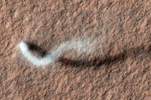 Ein Staubteufel auf der Nordseite des Mars. Er ist ungefähr 30 Meter breit und 800 Meter hoch. Aufgenommen von der HiRISE-Kamera an Bord des Mars Reconnaissance Orbiter.