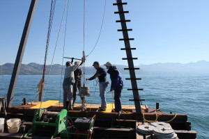 Mit Bohrungen von einem Floß aus dringen die Genfer Forscher in das Sediment des Genfer Sees vor