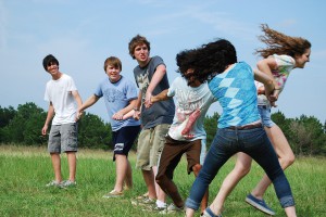 Hand in Hand mit der Peergroup: Nicht nur in der Freizeit beeinflussen die Freunde das Verhalten Jugendlicher