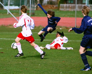 Nicht nur harmloses Spiel:  Wer beim Fußball auch Kopfbälle spielt, riskiert nachhaltige Hirnschäden