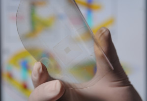 Durchsichtige und flexible Tastfolie, in der Tausende Bündel aus Zinkoxid-Nanodrähten empfindlich auf Druck reagieren