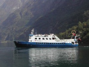 Das Schiff Lady Elisabeth im Aurlandsfjord. Die Wissenschaftler verfolgten die Bewegung der Mastspitze (Kreis) während der Resonanzwellen.