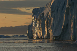 Der Großteil von Eisbergen liegt unter der Oberfläche und somit im direkten Kontakt zum Wasser.