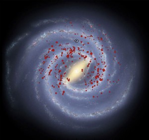 Die Milchstraße besitzt nach der neuen Studie insgesamt vier Arme. Die Lage der Erde ist mit einem schwarzen Kreis markiert, die roten Punkte zeigen die neu entdeckten schweren Sterne.