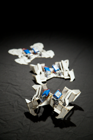 Drei Stufen auf dem Weg zum selbstfaltenden Origami-Roboter