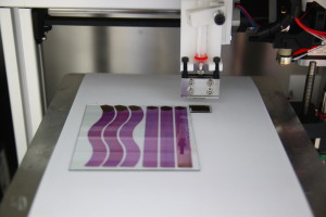 Geschlängelte Solarzellen: Mit dem 3D-Drucker für organische Solarzellen lassen sich schnell und mit hoher Reproduzierbarkeit verschiedenste Konzepte für flexible Solarzellen testen.