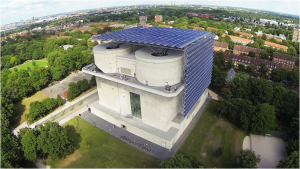 Energiebunker in Hamburg mit Solarmodulen und Sonnenkollektoren