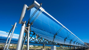 Solarthermie-Kraftwerk mit Parabolspiegeln: Hier wird noch ein Thermoöl als Wärmeträger erhitzt.