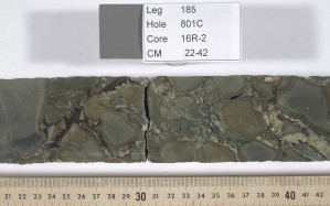 Basalt-Probe vom Ozeanboden, die einen hohen Anteil an schwerem Uran-238 aufweist.