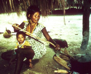 Eine Mutter vom Jäger-und-Sammler-Volk der Pumé in Venezuela