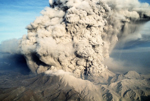 Ausbruch des Pinatubo auf den Philippinen im Jahr 1991. In die Atmosphäre geschleuderte Staubmengen kühlten für einige Jahre das Erdklima ab.