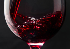Insbesondere Rotwein wird gerne in bauchigen, voluminösen Gläsern dargereicht.