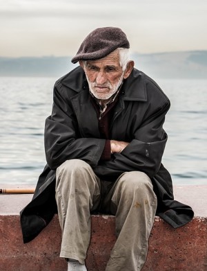 Einsamkeit im Alter ist mit einem erhöhten Alzheimer-Risiko verbunden.
