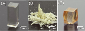 Ein transparenter Zinksulfid-Kristall (li.) lässt sich im Dunkeln plastisch zu einem gelblichen Kristall (re.) verformen. Unter weißem Licht dagegen zerbröselt (Mitte) er bereits unter geringer Druckbelastung.
