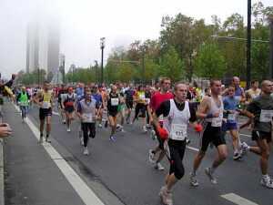 Der erste Kilometer des Frankfurt Marathons 2004