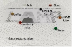 Das nanostrukturierte, transparente Material lässt verschiedenste Flüssigkeiten abperlen.