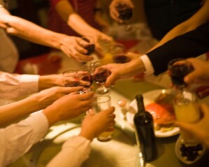 Alkohol bringt Menschen näher zusammen.