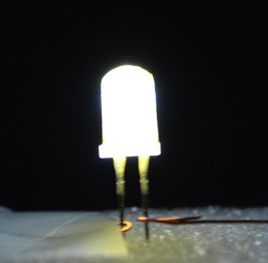 Aus und An: Prototyp einer Weißlicht-LED mit metallorganischem Leuchtstoff, der ohne Seltene Erden auskommt