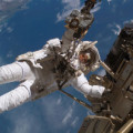 Astronaut bei Weltraumspaziergang