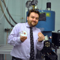 Klebestreifen reichen Physiker Ken Burch aus, um einen Halbleiter zum Supraleitern zu verwandeln