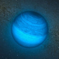 Künstlerische Darstellung des einsamen Planeten mit der astronomischen Bezeichnung CFBDSIR2149, wie er vor dem Zentrum der Milchstraße vorbeifliegt. Kein Stern bescheint ihn, deshalb ist er nur durch seine eigene, schwache Infrarot-Strahlung sichtbar. Für das menschliche Auge wäre er nur aus der Nähe in dunkelroter Farbe sichtbar. 