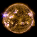 Der Sonnenausbruch geschah außerhalb des Blickfeldes der Erde und ist zu Teilen ganz links außen auf dieser Aufnahme zu sehen. Das Bild ist aus zwei Messungen durch das NASA Solar Dynamics Observatorium bei verschiedenen Wellenlängen zusammengesetzt.
