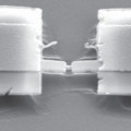 Unter dem Mikroskop sind die filigranen Kontakte zwischen zwei Supraleitern (rechts und links) erkennbar.