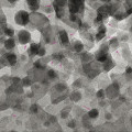 Unter dem Elektronenmikroskop: Perowskit-Kristalle, eingelagert in eine poröse Struktur aus Titandioxid-Partikeln, bilden die Grundlage für neue Solarzellen ohne Silizium. 