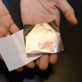 Die hauchdünne Kupferschicht, Herzstück des Frühwarnsystems, sitzt auf einer üblichen Separator-Folie (weiß) der Lithium-Ionen-Akkus.
