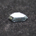 Großer Perowskit-Kristall mit einem Zentimeter Kantenlänge. Er könnte die Basis für hocheffiziente und zugleich günstige Solarzellen legen.