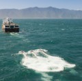 Vor Neuseeland zieht ein Forschungsschiff Sensoren hinter sich her, die im Untergrund reflektierte, seismische Wellen auffangen. 