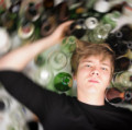 Für manche Jugendliche ist Alkohol verführerisch. 