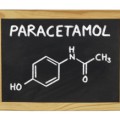 Paracetamol ist ein frei verkäufliches Medikament mit schmerzlindernder und fiebersenkender Wirkung.