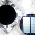 Solarzelle aus Schwarzem Silizium für den Einsatz in nördlichen Breiten. Auf der Rückseite (rechts) sind die Kontaktelektroden erkennbar.