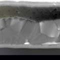 Querschnitt durch eine Tandem-Solarzelle aus Silizium und Perowskit unter dem Rasterelektronenmikroskop