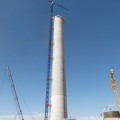 Rohbau des weltgrößten Solarturmkraftwerks Noor III in Ouarzazate, Marokko. Der Betonstumpf ist bereits knapp 200 Meter hoch, gut 40 Meter Stahlgerüst folgen.