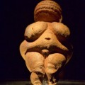 Die Venus von Willendorf (29.500 Jahre alt) wird als Fruchtbarkeitssymbol gedeutet.