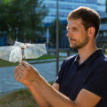 Der wendige Flugroboter in den Händen seines Entwicklers Matěj Karásek von der Technischen Universität Delft