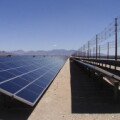 Solarkraftwerk mit Dünnschicht-Solarzellen: Dank einer ausgeklügelten Spiegeltechnologie können die photovoltaisch aktiven Halbleiterschichten von etwa 2000 auf 200 Nanometer Dicke nochmals stark schrumpfen. 