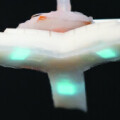 Prototyp eines leuchtenden Gummis, das schon ab 23 Volt Spannung bläulich-weißes Licht emittiert.