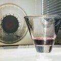 Weinender Wein: Tränen am inneren Glasrand entstehen unter dem Einfluss von nach oben fließenden Wellen. 