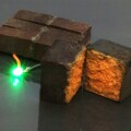 Behandelt mit einem leitfähigen Kunststoff verwandeln sich gebrannte Ziegel in Superkondensatoren