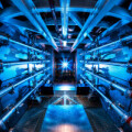 In der National Ignition Facility in Kalifornien regen 192 Laser die Fusion von Wasserstoff- zu Heliumkernen an.