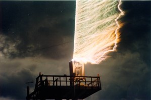 Ein Blitz schlägt in einem Metalldraht zur Untersuchung der entstehenden Röntgenstrahlung ein