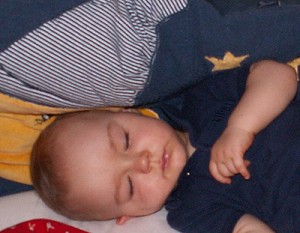 Selbst junge Erwachsene gönnen sich neun Stunden Babyschlaf, wenn sie können. Erst im Seniorenalter lässt das Schlafbedürfnis offenbar nach.