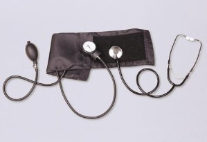 Klassisches Blutdruckmessgerät mit Manschette und Stethoskop