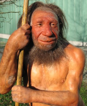 Rekonstruktion eines Neanderthalers vor dem Neanderthal-Museum Mettmann